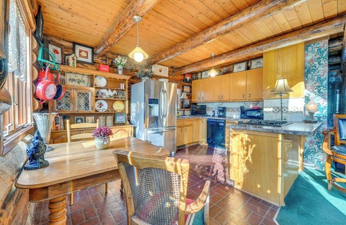 Johnston Cabina | Walk to Saylorville Lake: Spacious Home w/ Deck!