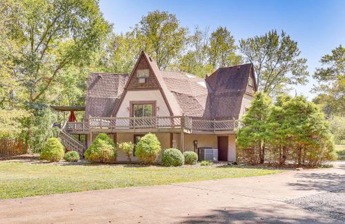 Dover Casa | Walk to School House Winery Home with Deck!