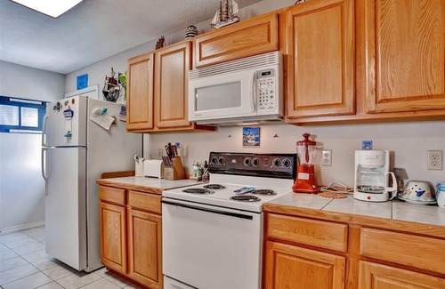 Surfside Beach Cabaña | Walk to Shore & Restaurants: Surfside Beach Home!