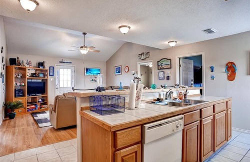 Surfside Beach Cabaña | Walk to Shore & Restaurants: Surfside Beach Home!