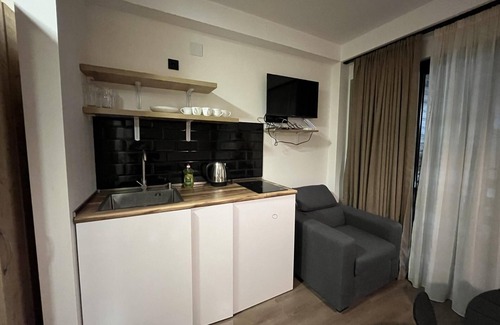 Kazbegi Apartamento | Walk to Ski Lift-1br-studio-balcony-parking