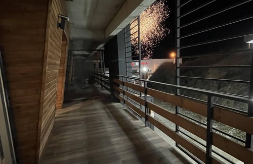 Kazbegi Apartamento | Walk to Ski Lift-1br-studio-balcony-parking