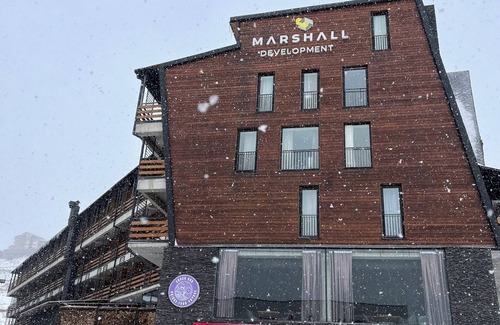 Kazbegi Apartamento | Walk to Ski Lift-1br-studio-balcony-parking