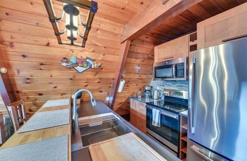 Hunter Casa | Walk to Ski Lift! Charming Hunter A-Frame