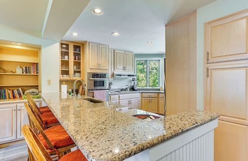 West Dover Casa | Walk to Ski Lift: Spacious Condo in West Dover!
