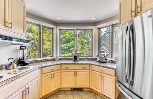 West Dover Casa | Walk to Ski Lift: Spacious Condo in West Dover!