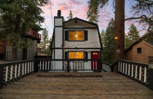Big Bear Lake Casa | Walk to Ski Slopes, Hot Tub, Fast WiFi, 2 Parking, Fenced Yard, Wash & Dryer, Fire Pit, Pet Friendly, BBQ, Hike, Golf, Zoo