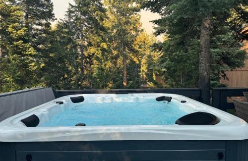 Big Bear Lake Casa | Walk to Ski Slopes, Hot Tub, Fast WiFi, 2 Parking, Fenced Yard, Wash & Dryer, Fire Pit, Pet Friendly, BBQ, Hike, Golf, Zoo