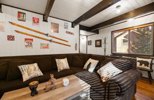 Big Bear Lake Casa | Walk to Ski Slopes, Hot Tub, Fast WiFi, 2 Parking, Fenced Yard, Wash & Dryer, Fire Pit, Pet Friendly, BBQ, Hike, Golf, Zoo