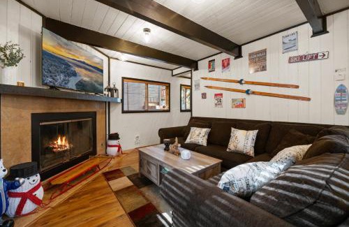 Big Bear Lake Casa | Walk to Ski Slopes, Hot Tub, Fast WiFi, 2 Parking, Fenced Yard, Wash & Dryer, Fire Pit, Pet Friendly, BBQ, Hike, Golf, Zoo