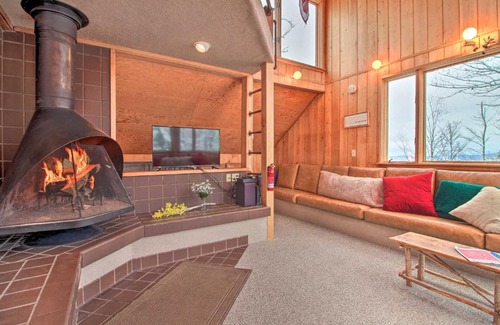 Ludlow Casa | Walk to Ski Trails Ludlow Home on Okemo Mountain!
