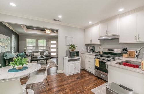 Central Arlington Casa | Walk to Stadium*Hot Tub*Secured Parking*Ping Pong