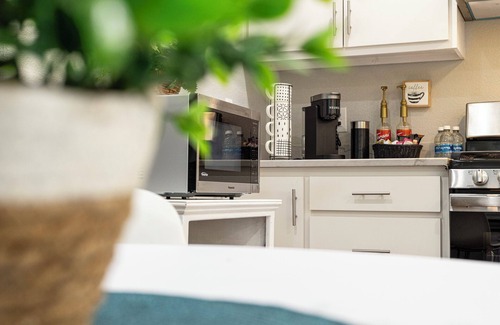 Central Arlington Casa | Walk to Stadium*Hot Tub*Secured Parking*Ping Pong