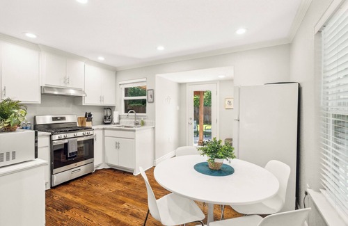 Central Arlington Casa | Walk to Stadium*Hot Tub*Secured Parking*Ping Pong