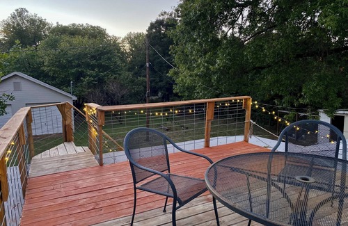 Manhattan Casa | Walk to stadium+ roof deck + 1 acre yard! 0.5 mile to KSU! Pet, family friendly