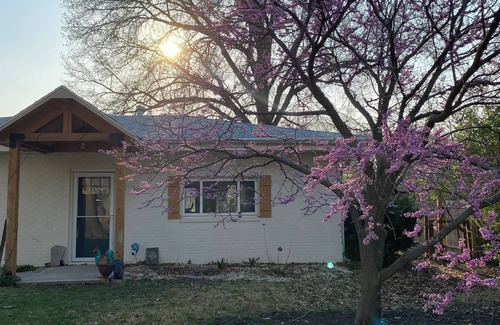 Manhattan Casa | Walk to stadium+ roof deck + 1 acre yard! 0.5 mile to KSU! Pet, family friendly