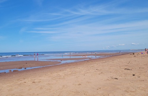 York Cabaña | Walk to Stanhope Beach from our private 2 bedroom well equipped cottage.