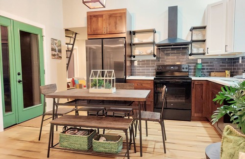 Chillicothe Cabina | Walk to State Park Trails! Modern cabin surrounded by woods + hot tub + firepit