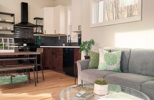 Chillicothe Cabina | Walk to State Park Trails! Modern cabin surrounded by woods + hot tub + firepit