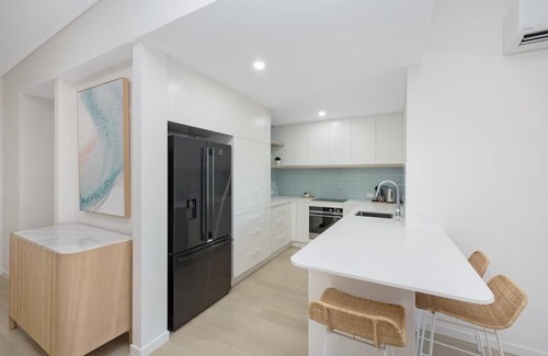 North Ward Apartamento | Walk to Strand and Ocean - Luxury Gregory Street Apartment