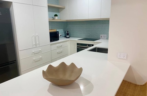 North Ward Apartamento | Walk to Strand and Ocean - Luxury Gregory Street Apartment