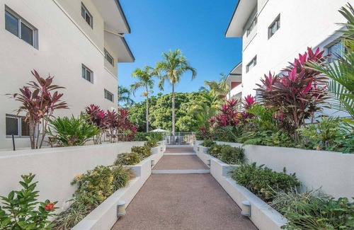 North Ward Apartamento | Walk to Strand and Ocean - Luxury Gregory Street Apartment