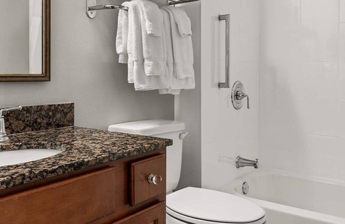 Central Business District Complejo | Walk to Superdome! 4-star resort. King Bedroom+ LR Queen pull-out. Full Kitchen.