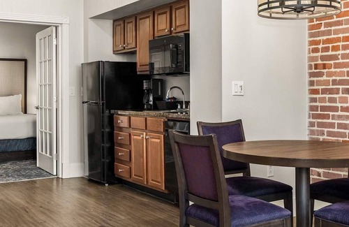 Central Business District Complejo | Walk to Superdome! 4-star resort. King Bedroom+ LR Queen pull-out. Full Kitchen.