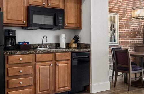Central Business District Complejo | Walk to Superdome! 4-star resort. King Bedroom+ LR Queen pull-out. Full Kitchen.