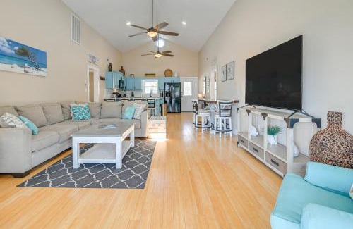 Surfside Beach Casa | Walk to Surfside Beach Poolside Oasis