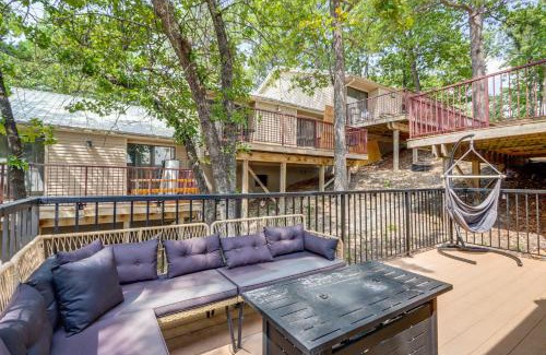Kimberling City Casa | Walk to Table Rock Lake Updated Cabin with Deck!