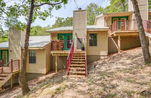 Kimberling City Casa | Walk to Table Rock Lake Updated Cabin with Deck!