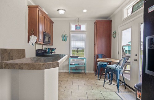 Port Bolivar Cabina | Walk to The Beach! Pet Friendly - King bed