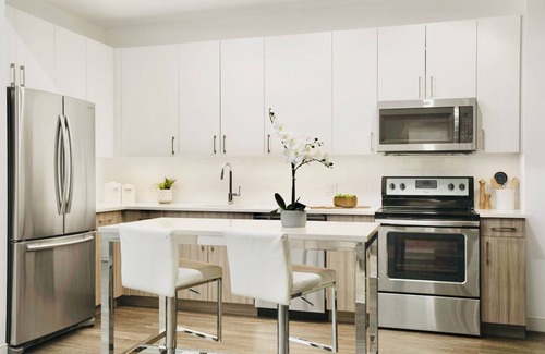 Cambridgeport Apartamento | Walk to the Bay! Ships, Dining & Cambridge Minutes Away (KING BED,POOL)