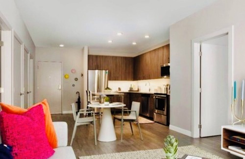 Cambridgeport Apartamento | Walk to the Bay! Ships, Dining & Cambridge Minutes Away (KING BED,POOL)
