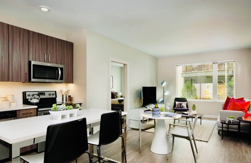Cambridgeport Apartamento | Walk to the Bay! Ships, Dining & Cambridge Minutes Away (KING BED,POOL)