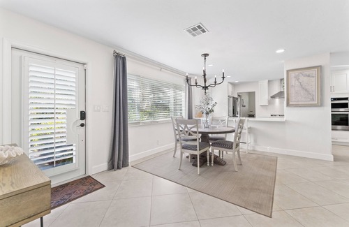 Florida North Atlantic Coast Casa | WALK TO THE BEACH! Charming 3-bedroom house in North Palm Beach with AC, WiFi