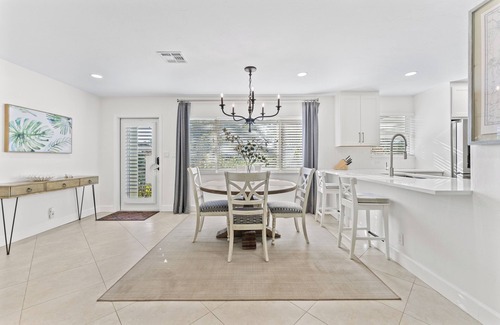 Florida North Atlantic Coast Casa | WALK TO THE BEACH! Charming 3-bedroom house in North Palm Beach with AC, WiFi