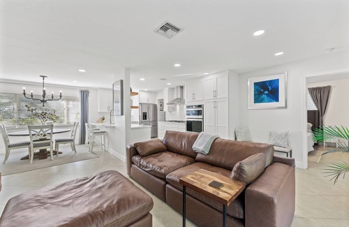 Florida North Atlantic Coast Casa | WALK TO THE BEACH! Charming 3-bedroom house in North Palm Beach with AC, WiFi