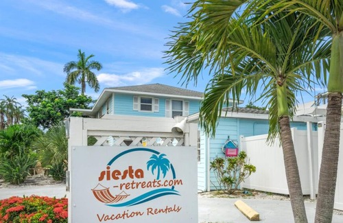 Siesta Key Village Casa | Walk to the Beach and Village- Fiji Villa
