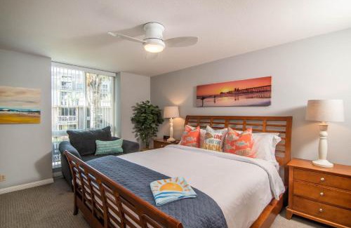 Townsite Casa | Walk to the Beach Balcony Sunset Ocean Views