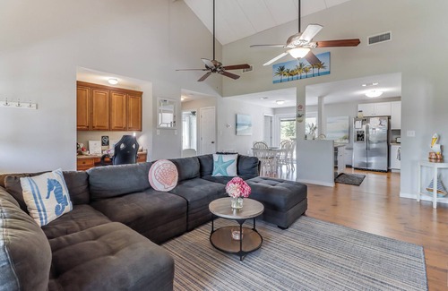 Long Beach Casa | Walk to the Beach & Downtown, Large Front Porch, Premium Bedding