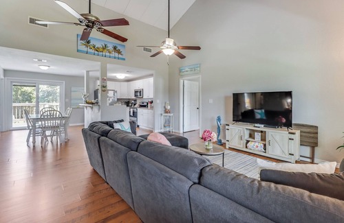 Long Beach Casa | Walk to the Beach & Downtown, Large Front Porch, Premium Bedding