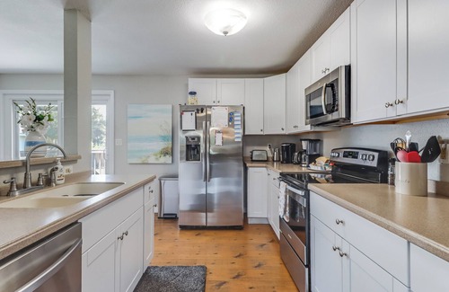 Long Beach Casa | Walk to the Beach & Downtown, Large Front Porch, Premium Bedding