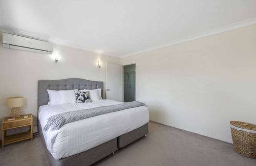 Korora Casa | Walk to the Beach, Sleeps 9, 4 Bedrooms, 2.5 Bathrooms