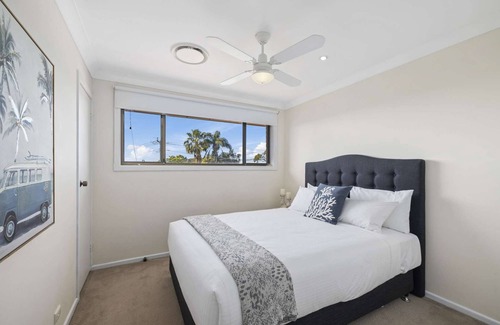 Korora Casa | Walk to the Beach, Sleeps 9, 4 Bedrooms, 2.5 Bathrooms