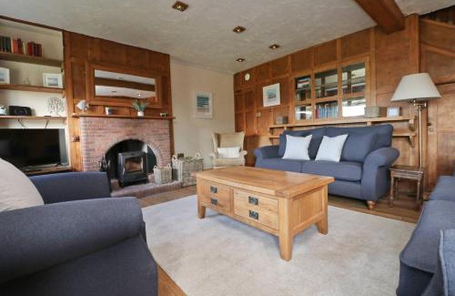 Harlyn Casa | WALK TO THE BEACH, spacious cottage with sea views