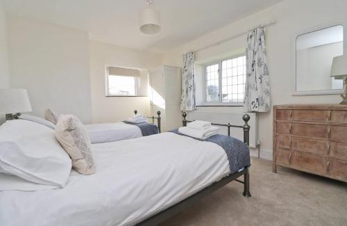 Harlyn Casa | WALK TO THE BEACH, spacious cottage with sea views