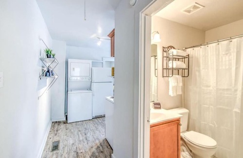 Midtown Apartamento | Walk to the Best of Midtown Charming Cottage