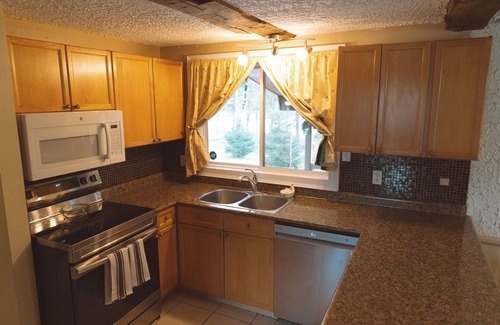 The Blue Mountains Chalet De Esquí | Walk to the Lift, Relax in Comfort – 6 bedroom Blue Mountain Chalet with Hot Tub